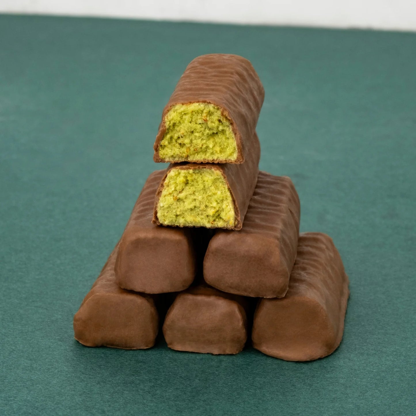 Pistachio Kadayif Milchschokolade aufgebrochen – sichtbare Pistazien-Kadayif-Füllung, 30g