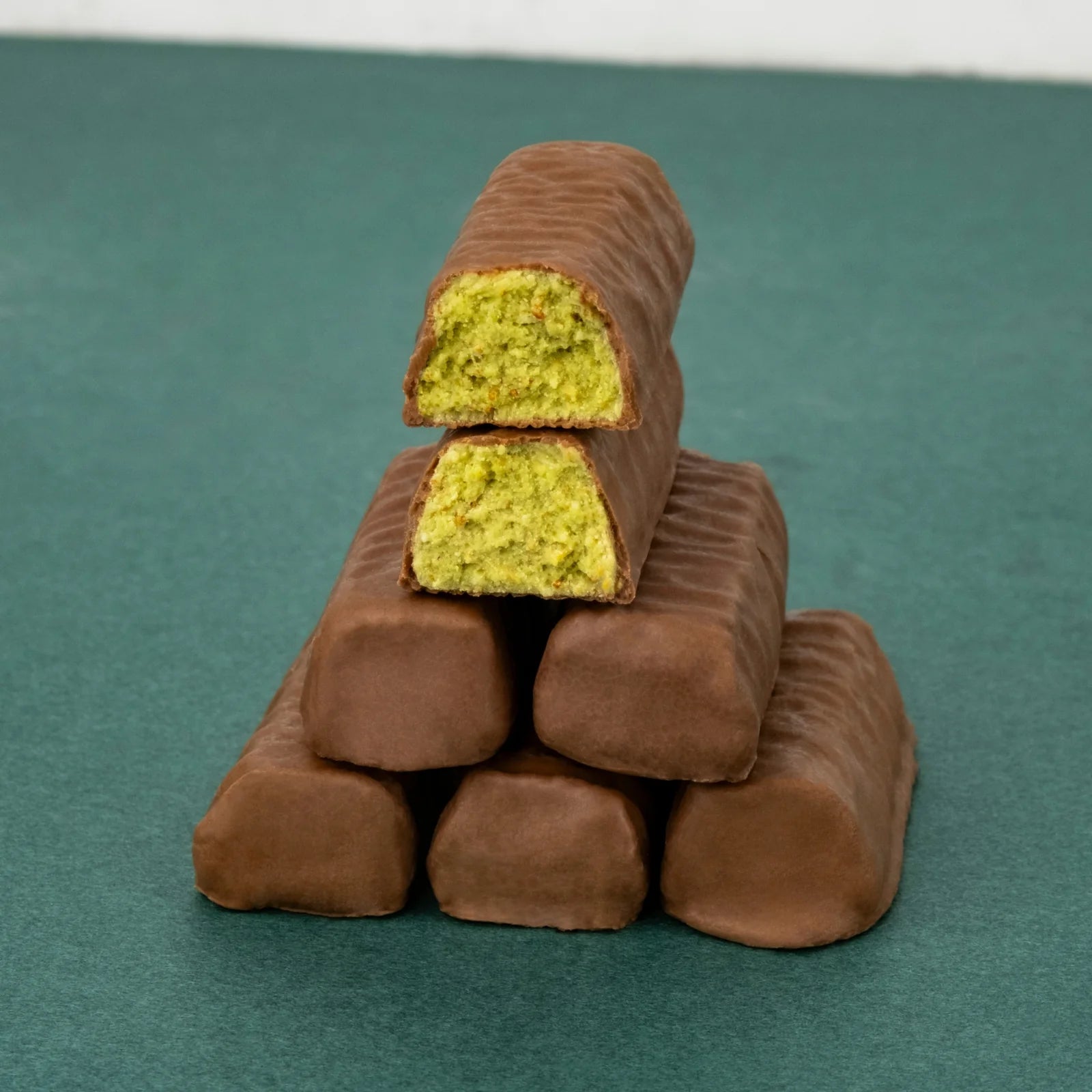 Pistachio Kadayif Milchschokolade aufgebrochen – sichtbare Pistazien-Kadayif-Füllung, 30g