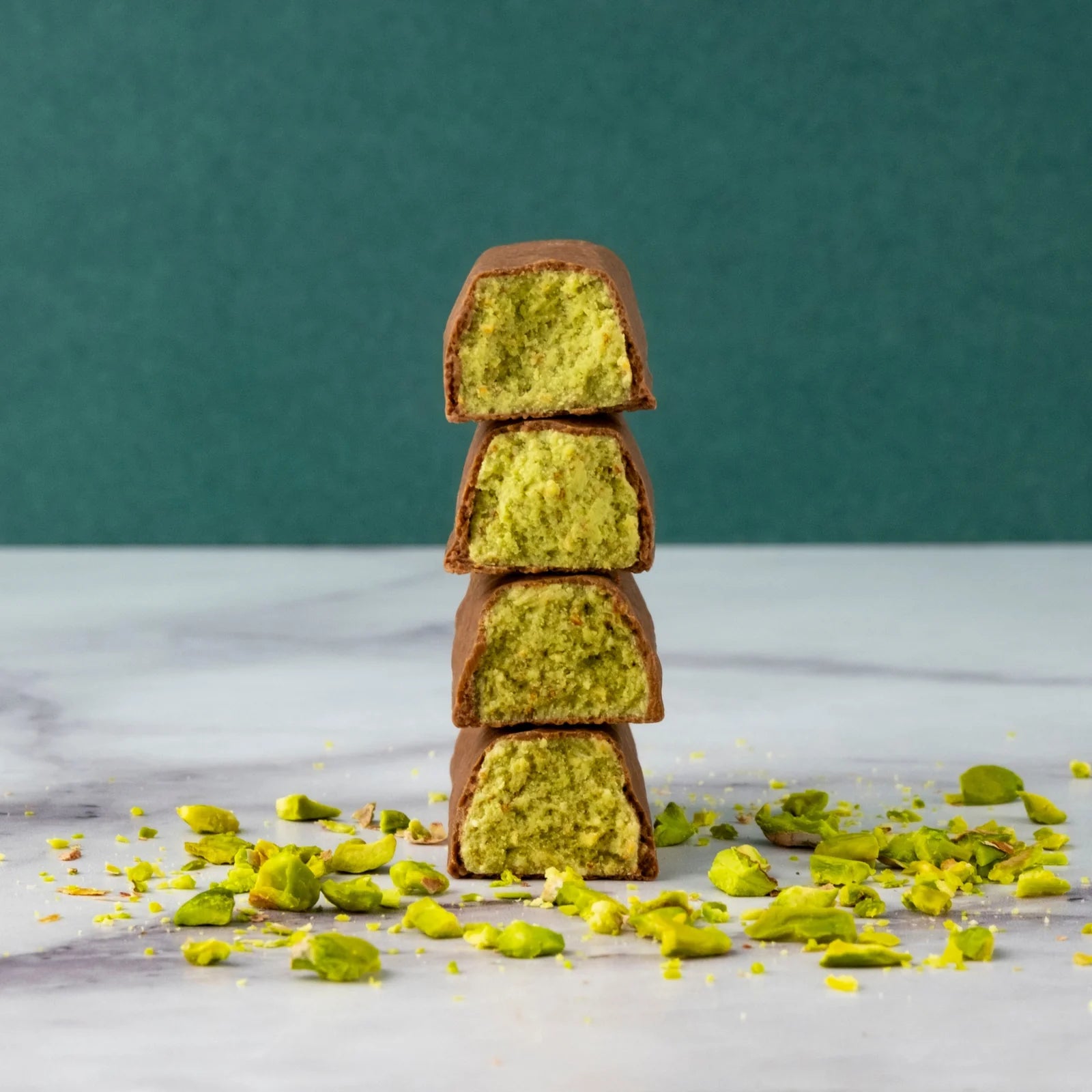 Pistachio & Kadayif Milchschokolade seitlich – knuspriger Kern, cremige Hülle, 30g