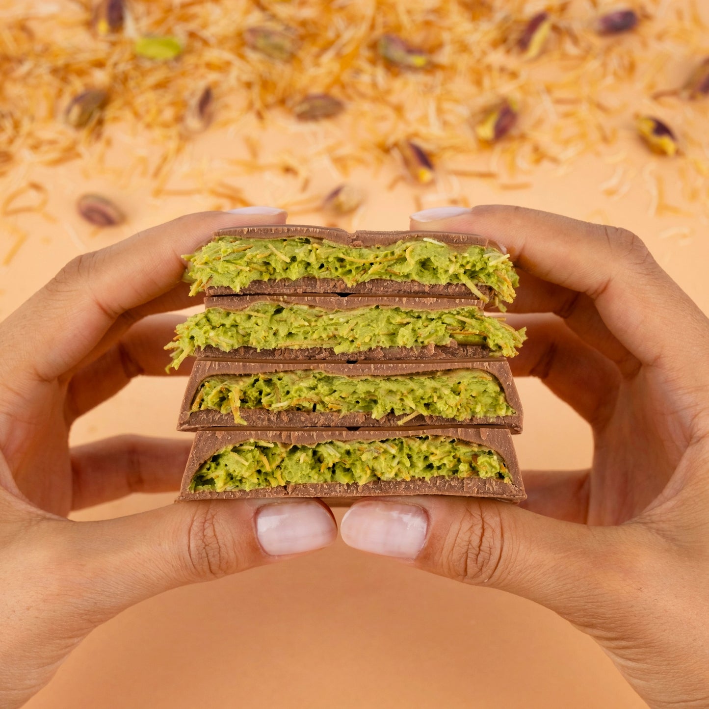 Pistachio & Kadayif Milchschokolade Detail – cremige Schokolade trifft knuspriges Engelshaar