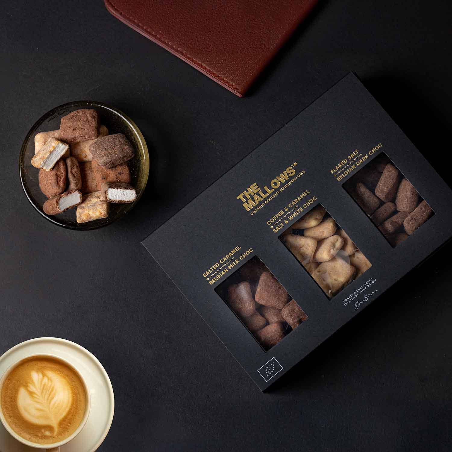 Nahaufnahme weicher Gourmet Mallows in der Gift Box – fluffige Marshmallows in verschiedenen Aromen
